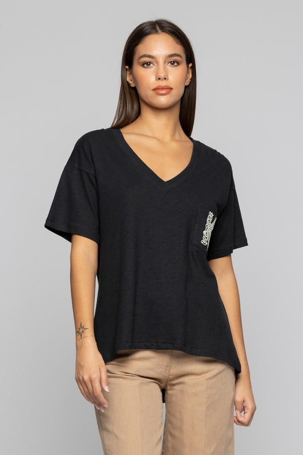 Camiseta con cuello en pico y bordado - Camiseta BOCKARI