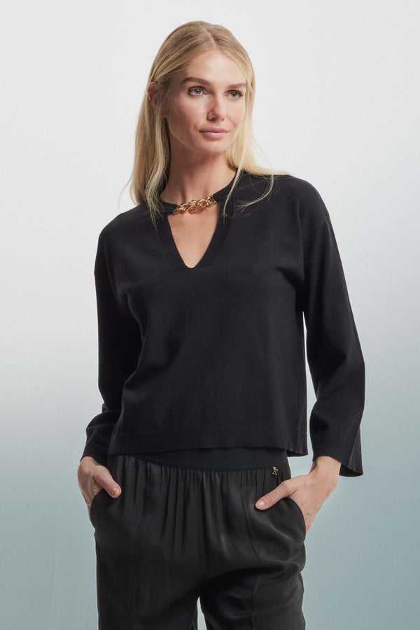 V-neck jumper with a chain - Sweater IRMO