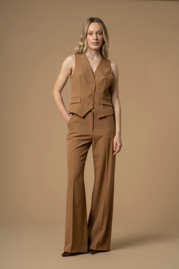 Sophisticated elegant sleeveless waistcoat with ornate brooch - GILET ELITA