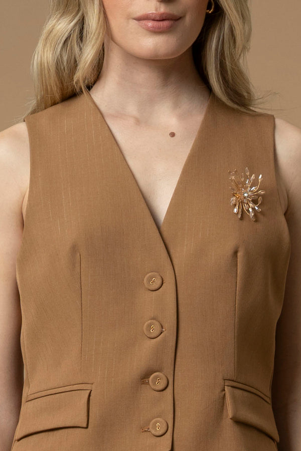 Sophisticated elegant sleeveless waistcoat with ornate brooch - GILET ELITA