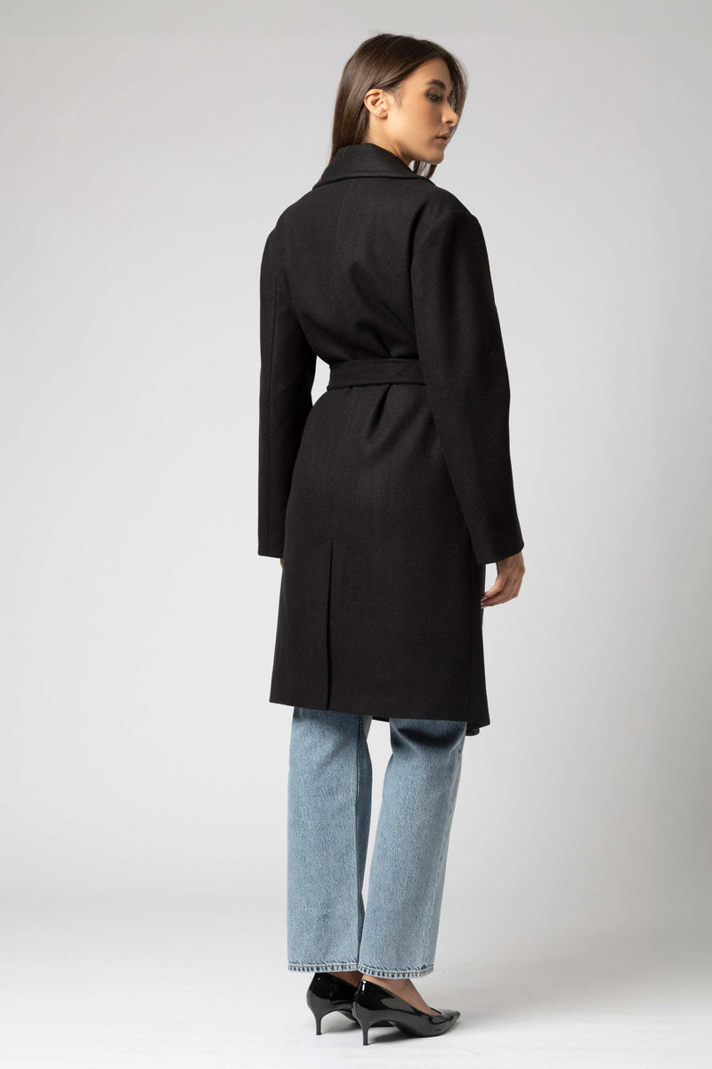 Manteau Noir À Col Rabattu Avec Coutures Contrastantes Manteau Noir À Col Rabattu Avec Coutures Contrastantes
